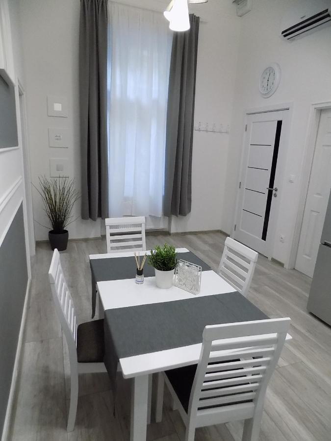 A10 Alkotmany B Apartment Budapest Bagian luar foto