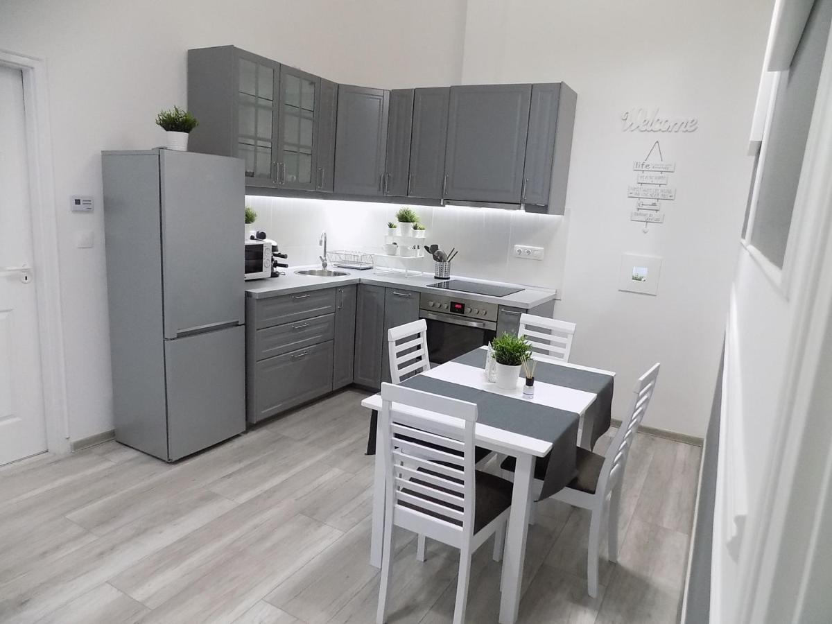 A10 Alkotmany B Apartment Budapest Bagian luar foto