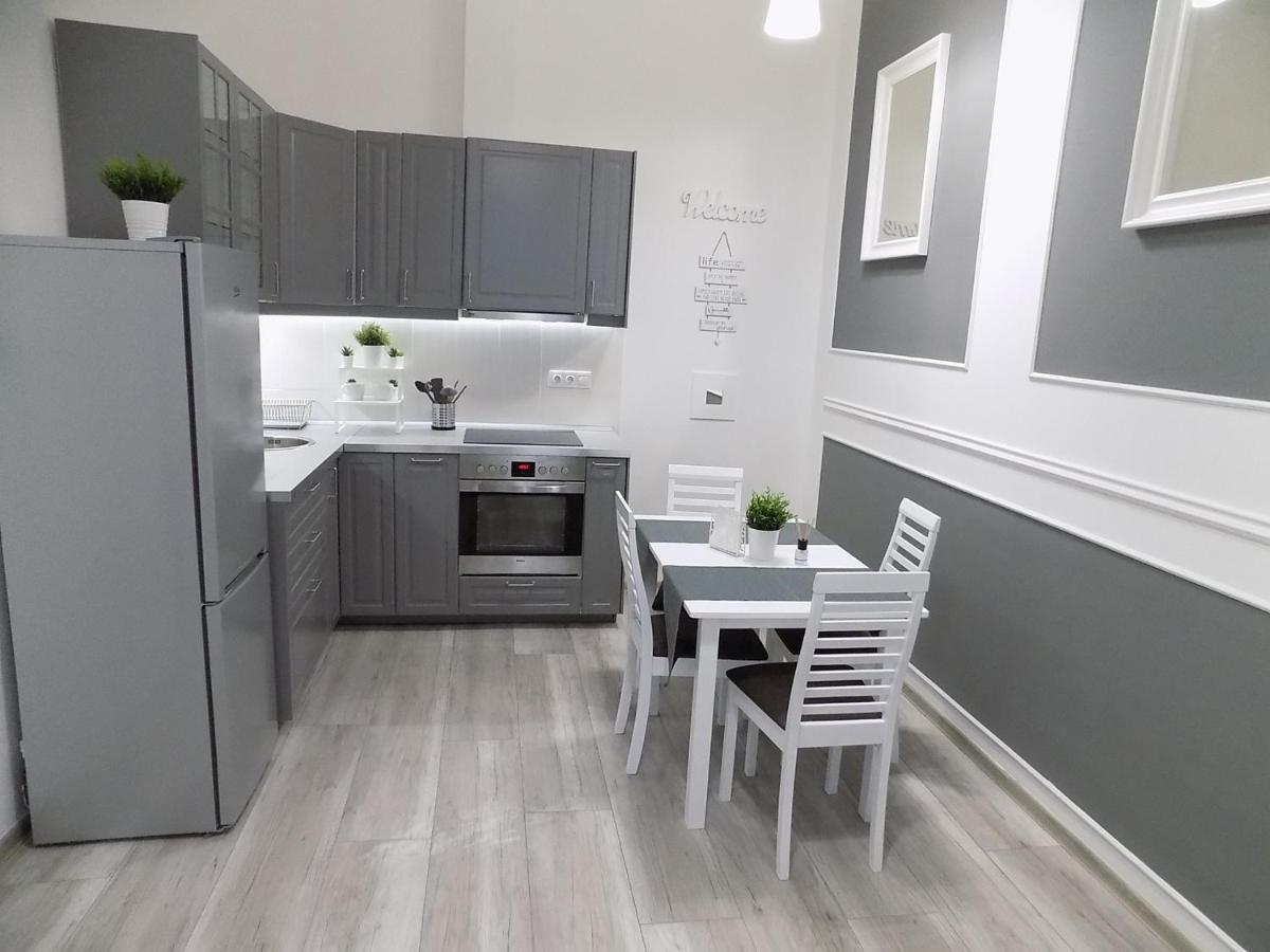 A10 Alkotmany B Apartment Budapest Bagian luar foto